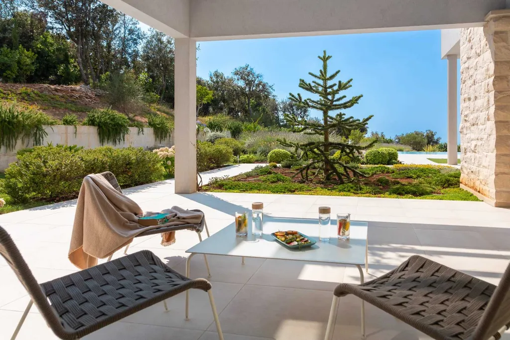 Spacious Six-Bedroom Villa Retreat, Škrip