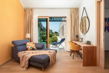 Spacious Six-Bedroom Villa Retreat, Škrip