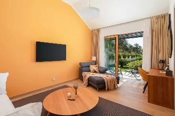 Spacious Six-Bedroom Villa Retreat, Škrip