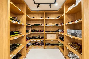 Spacious Six-Bedroom Villa Retreat, Škrip