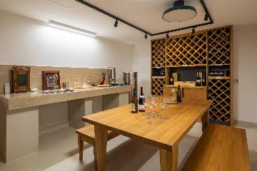 Spacious Six-Bedroom Villa Retreat, Škrip