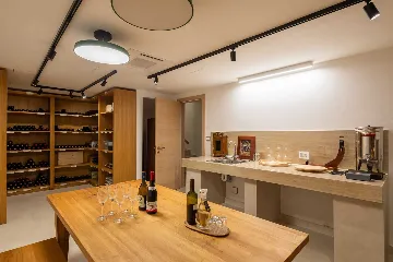 Spacious Six-Bedroom Villa Retreat, Škrip