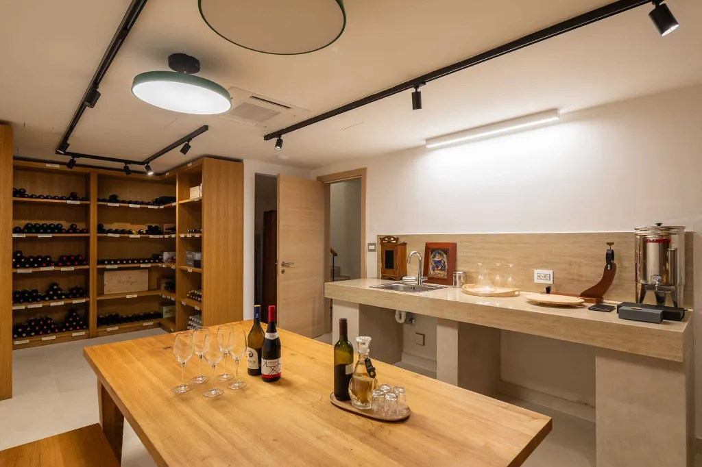 Spacious Six-Bedroom Villa Retreat, Škrip
