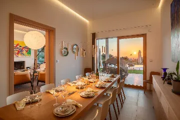 Spacious Six-Bedroom Villa Retreat, Škrip