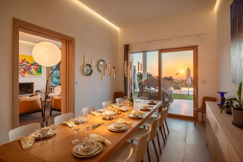 Spacious Six-Bedroom Villa Retreat, Škrip