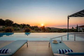 Spacious Six-Bedroom Villa Retreat, Škrip