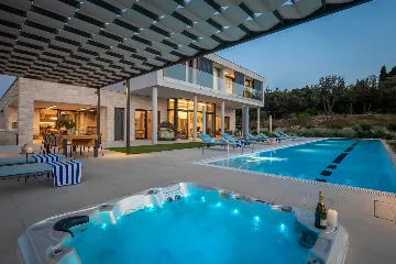 Spacious Six-Bedroom Villa Retreat, Škrip