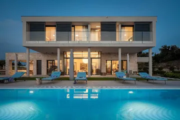 Spacious Six-Bedroom Villa Retreat, Škrip