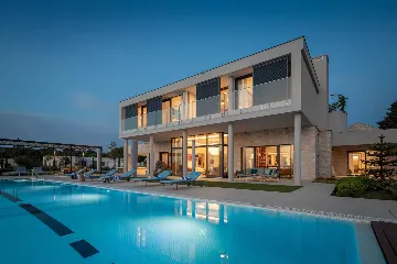 Spacious Six-Bedroom Villa Retreat, Škrip