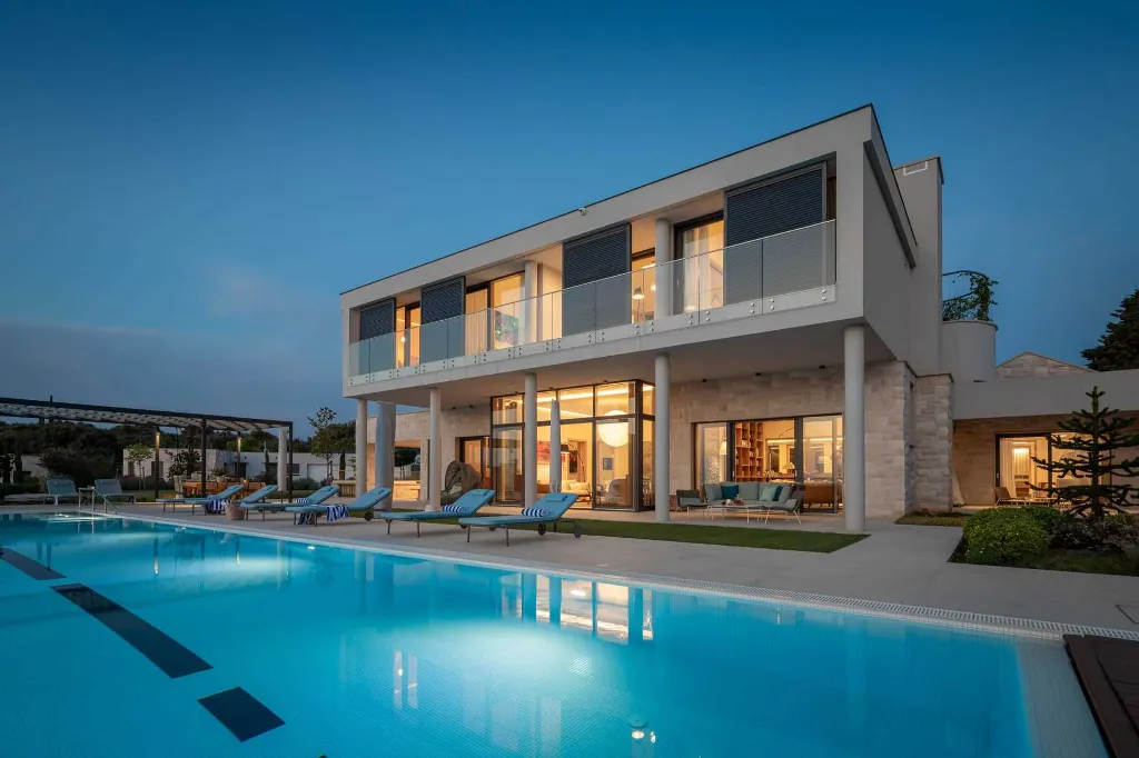 Spacious Six-Bedroom Villa Retreat, Škrip