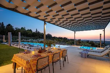 Spacious Six-Bedroom Villa Retreat, Škrip