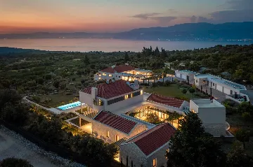 Spacious Six-Bedroom Villa Retreat, Škrip