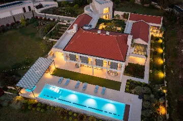 Spacious Six-Bedroom Villa Retreat, Škrip