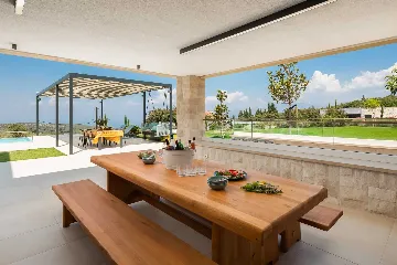 Spacious Six-Bedroom Villa Retreat, Škrip