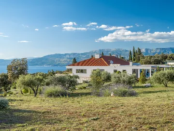 Spacious Villa Retreat with Pool on Brač Island