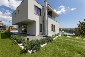 Family Villa Retreat with Pool, Kaštel Stari