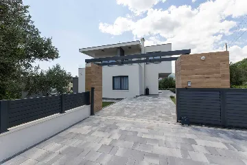 Family Villa Retreat with Pool, Kaštel Stari