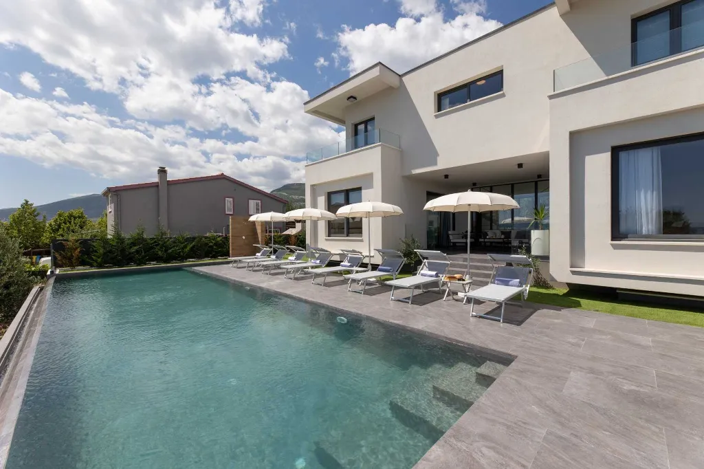Family Villa Retreat with Pool, Kaštel Stari