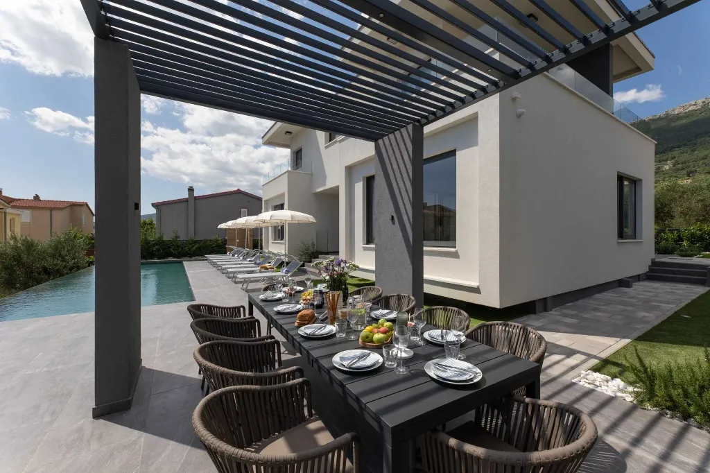 Family Villa Retreat with Pool, Kaštel Stari