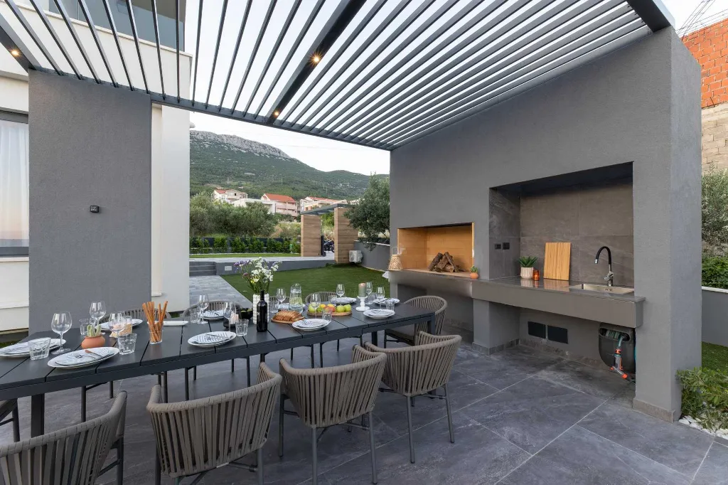 Family Villa Retreat with Pool, Kaštel Stari