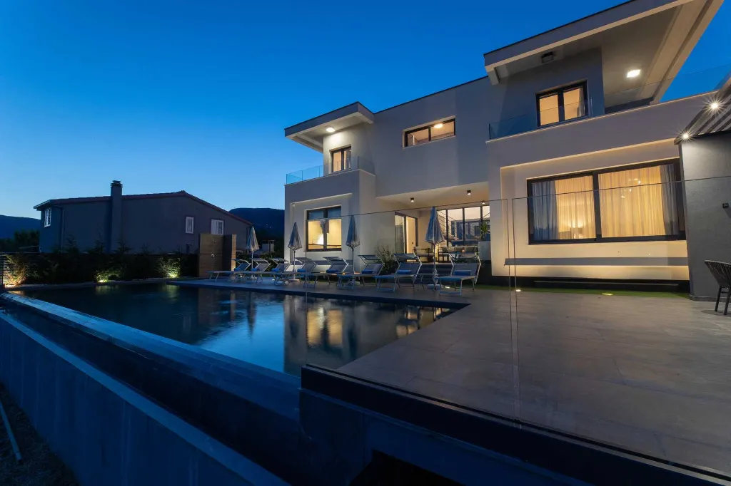 Family Villa Retreat with Pool, Kaštel Stari