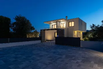 Family Villa Retreat with Pool, Kaštel Stari