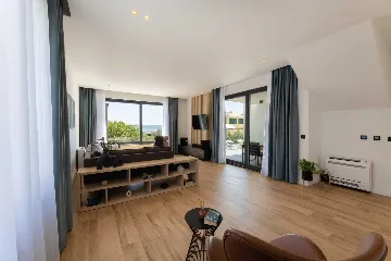 Family Villa Retreat with Pool, Kaštel Stari