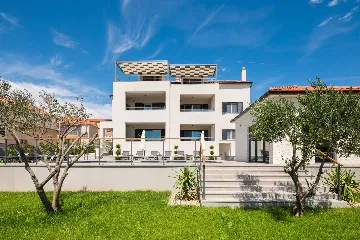 Contemporary 6-Bedroom Villa Retreat in Šibenik