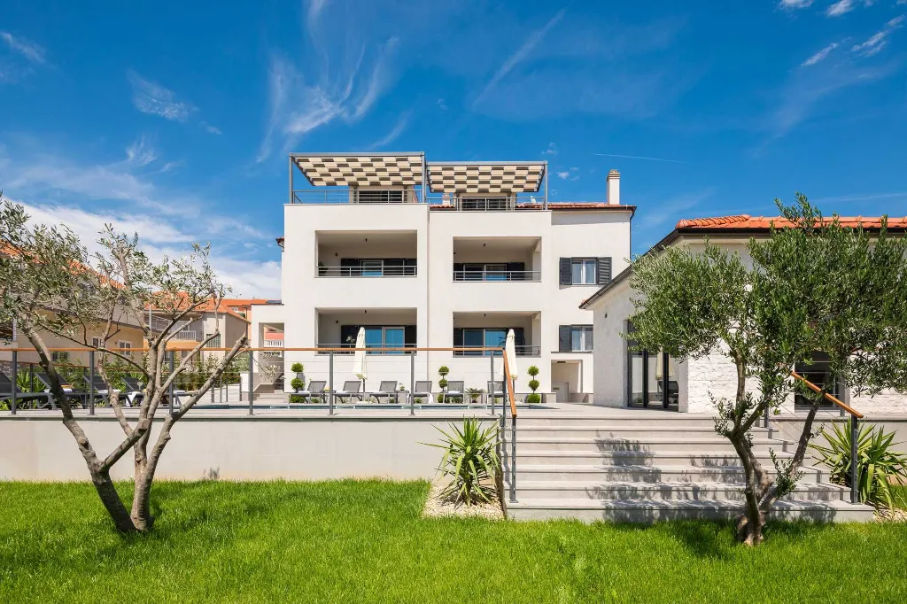 Contemporary 6-Bedroom Villa Retreat in Šibenik