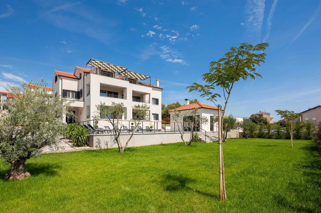 Contemporary 6-Bedroom Villa Retreat in Šibenik