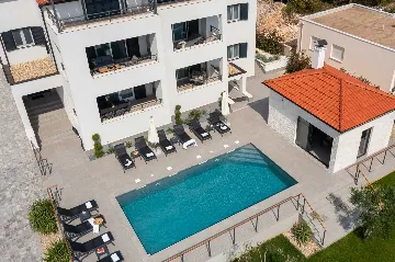 Contemporary 6-Bedroom Villa Retreat in Šibenik