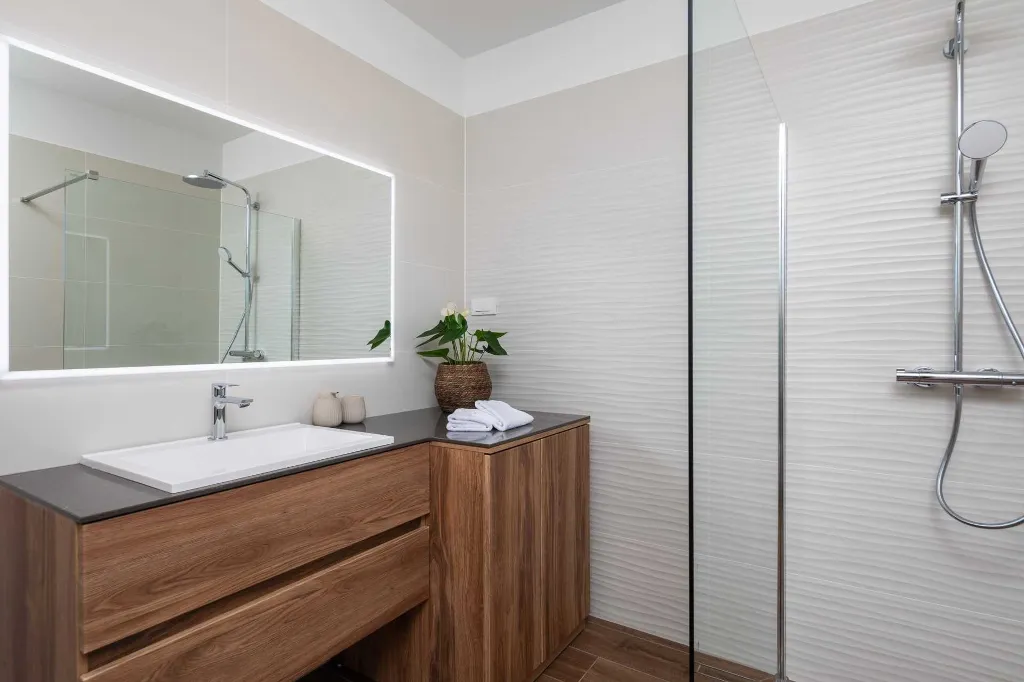 Contemporary 6-Bedroom Villa Retreat in Šibenik