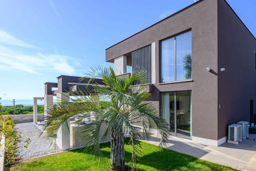Contemporary Villa Retreat with Pool in Krnica
