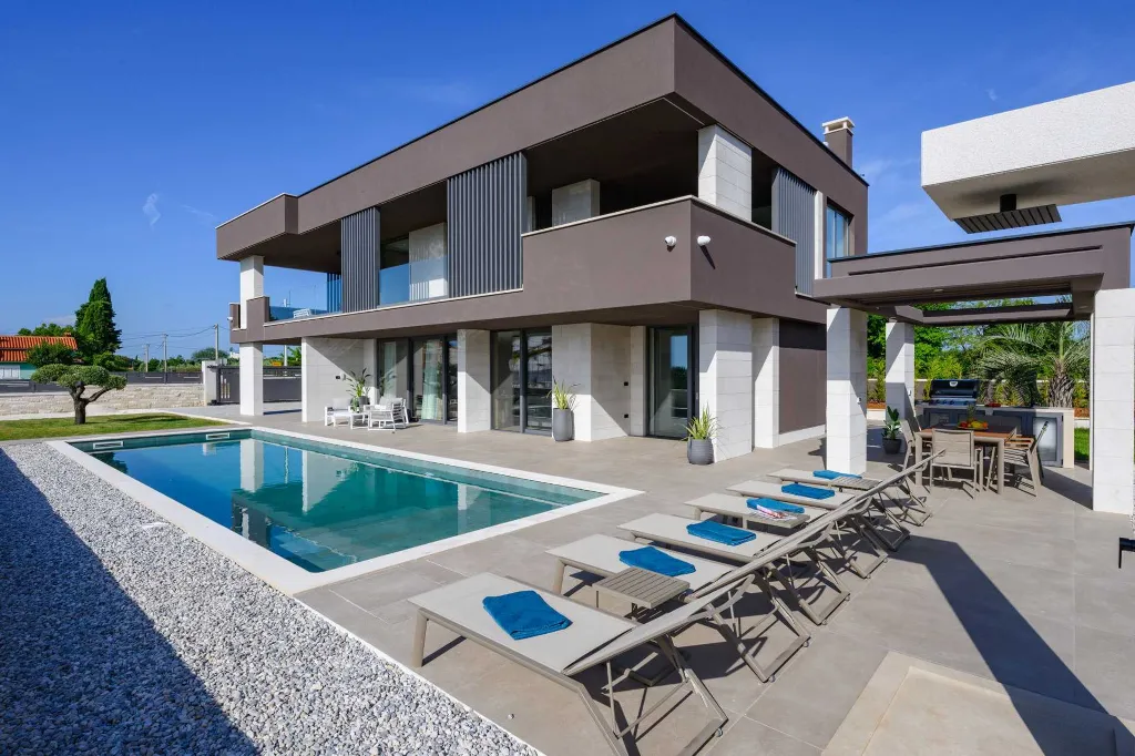 Contemporary Villa Retreat with Pool in Krnica
