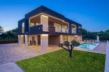 Contemporary Villa Retreat with Pool in Krnica