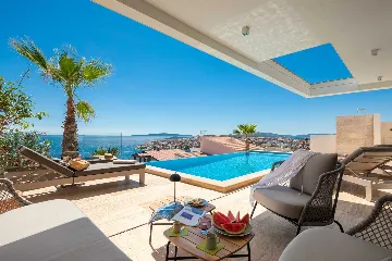 Modern Family Villa with Pool in Okrug Gornji