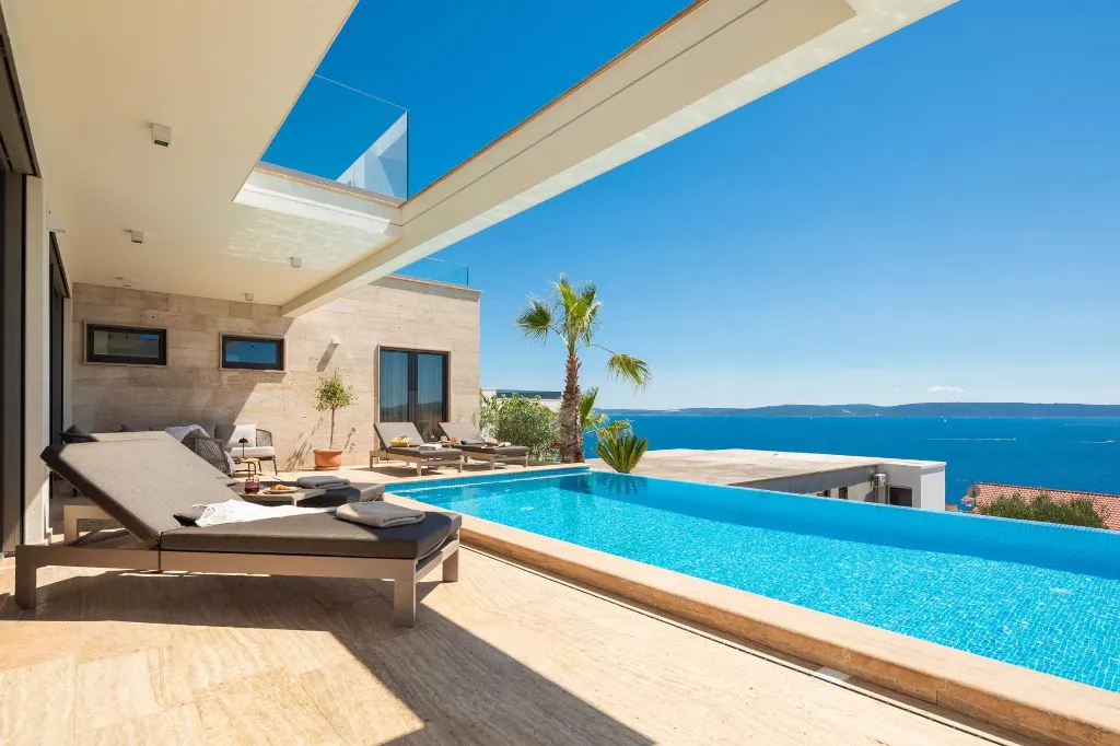 Modern Family Villa with Pool in Okrug Gornji