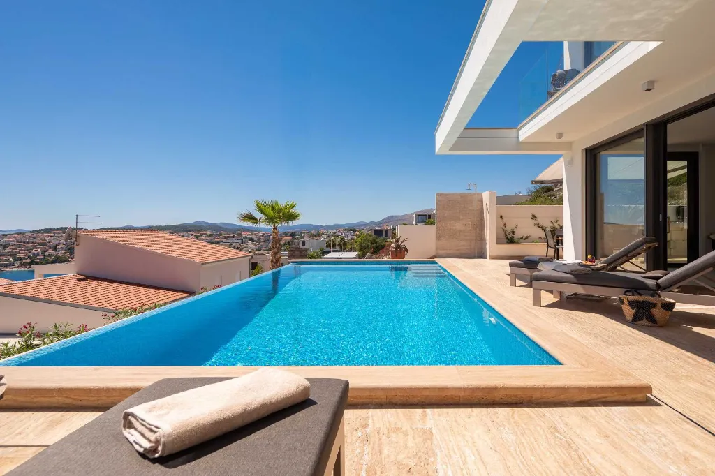 Modern Family Villa with Pool in Okrug Gornji