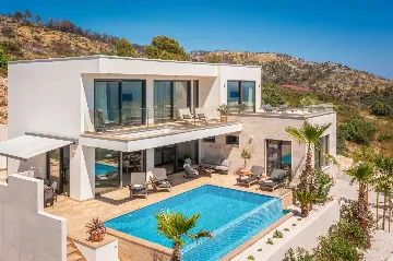 Modern Family Villa with Pool in Okrug Gornji
