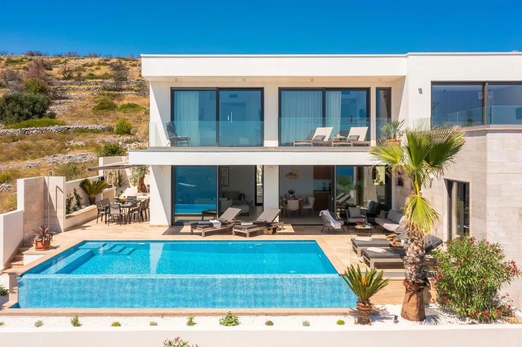 Modern Family Villa with Pool in Okrug Gornji