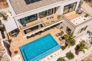 Modern Family Villa with Pool in Okrug Gornji