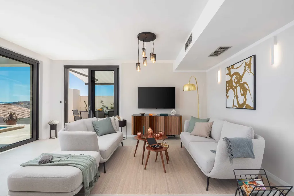 Modern Family Villa with Pool in Okrug Gornji