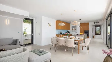 Modern Family Villa with Pool in Okrug Gornji