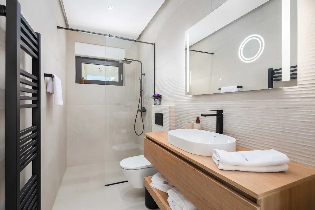Modern Family Villa with Pool in Okrug Gornji