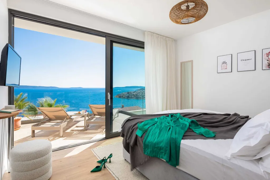 Modern Family Villa with Pool in Okrug Gornji