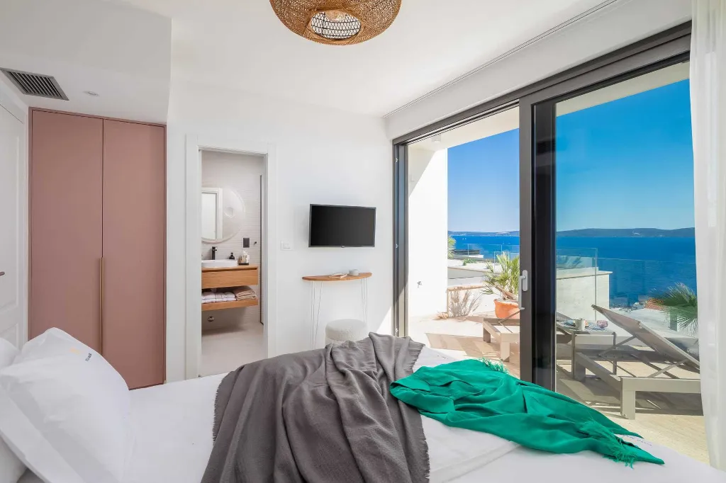 Modern Family Villa with Pool in Okrug Gornji