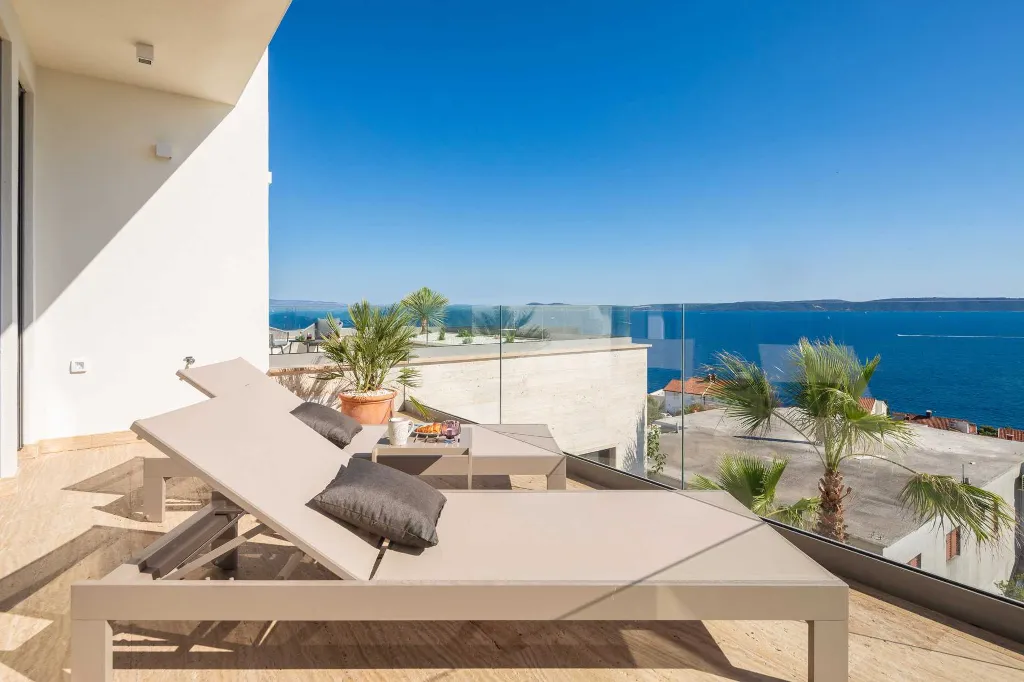 Modern Family Villa with Pool in Okrug Gornji