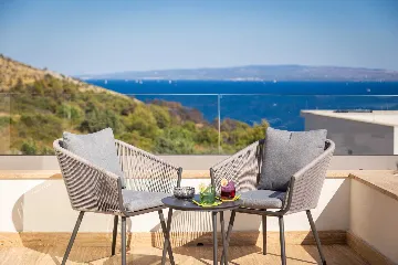 Modern Family Villa with Pool in Okrug Gornji