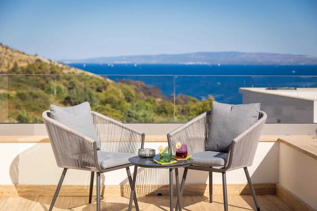 Modern Family Villa with Pool in Okrug Gornji