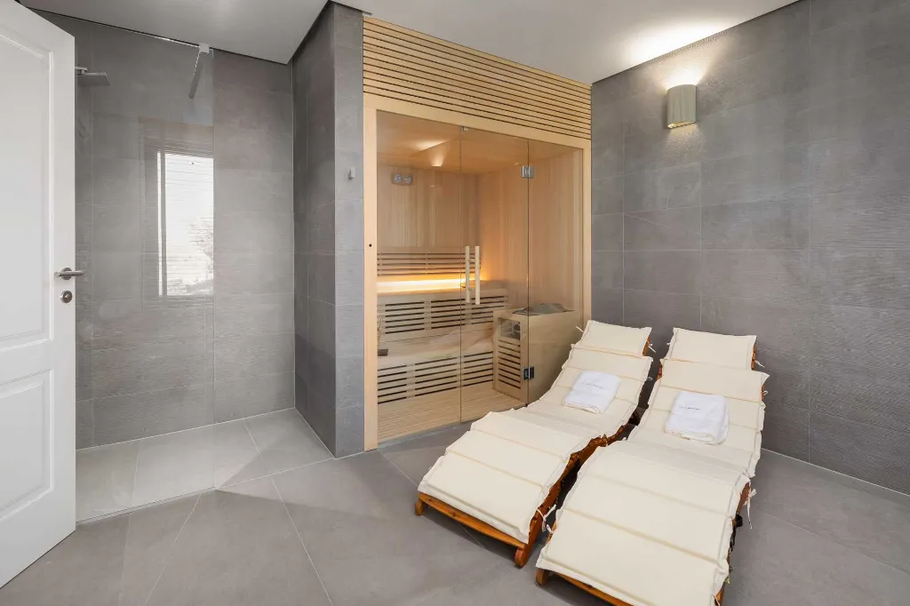 Modern Family Villa with Pool in Okrug Gornji